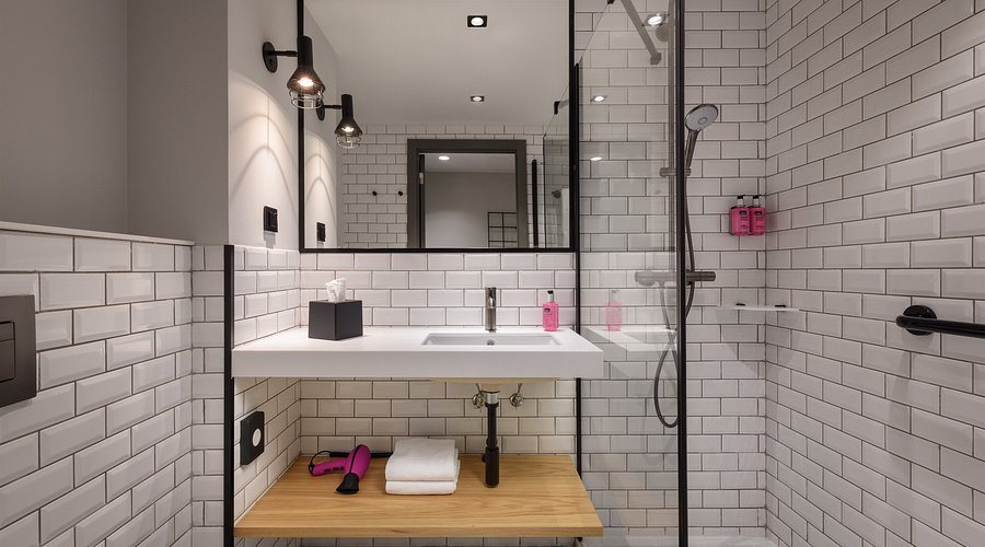 Moxy Lisboa Oriente — Bathroom