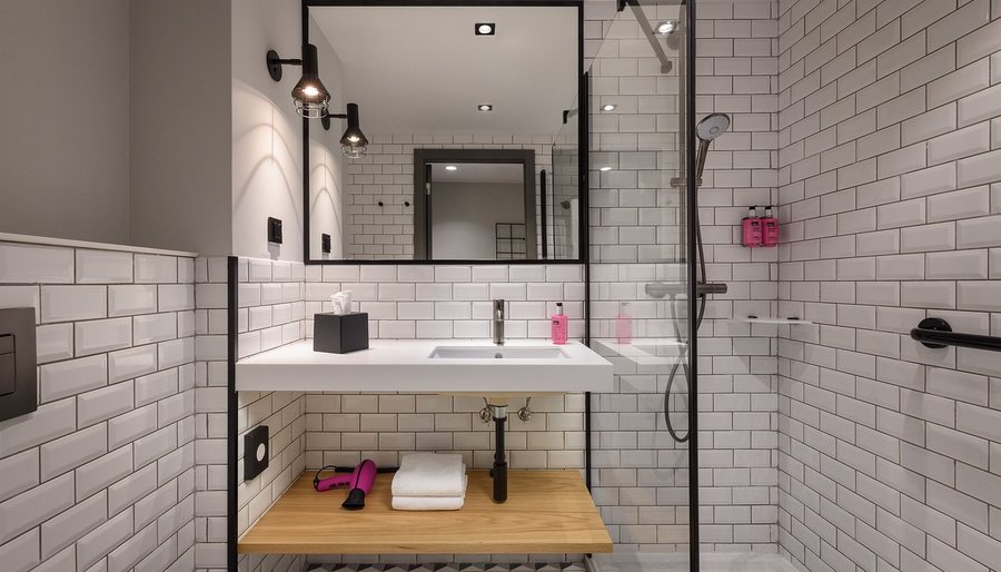 Moxy Lisbon City — Bathroom