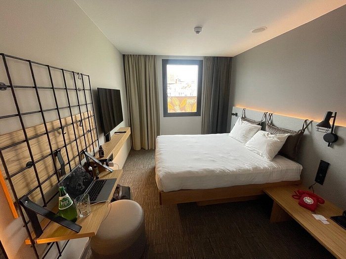 Moxy Lisbon City — Guest room