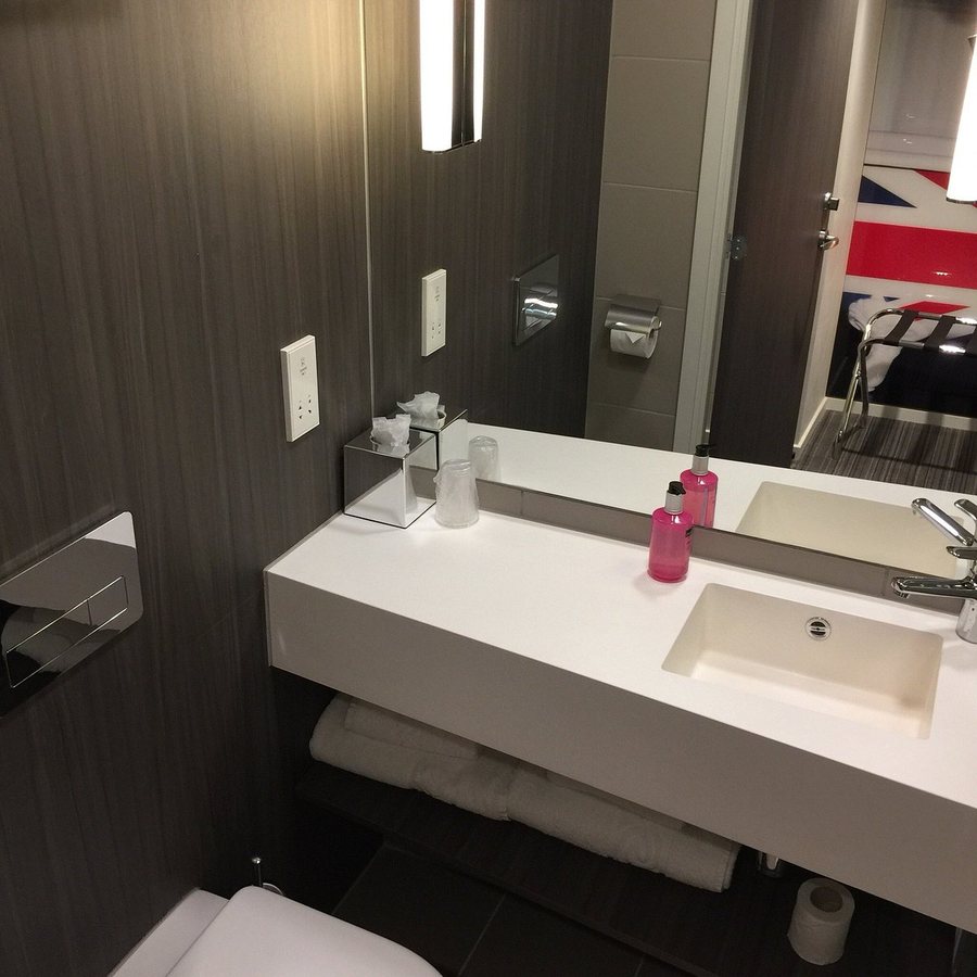 Moxy London Excel — Bathroom