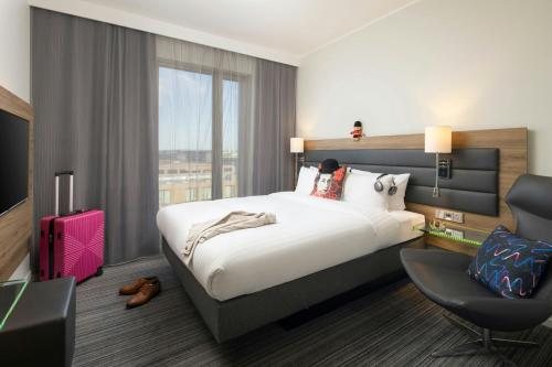 Moxy London Excel — Guest room