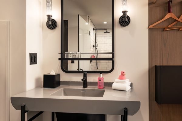 Moxy Louisville Downtown — Bathroom
