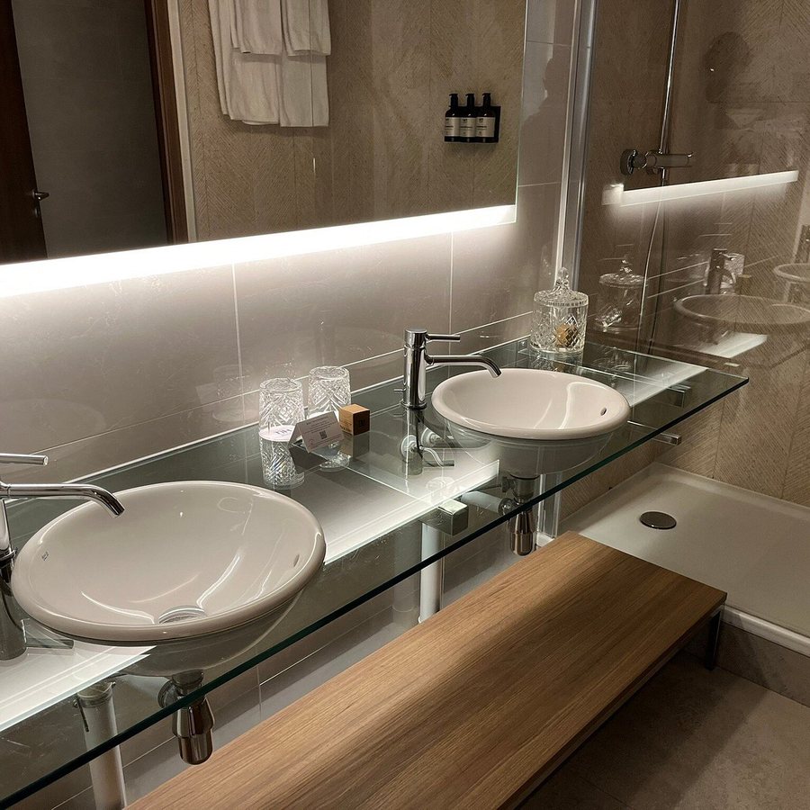 Moxy Lyon Airport — Bathroom