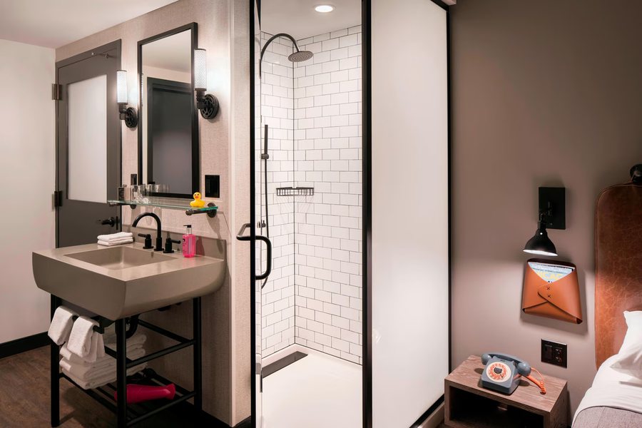 Moxy Madison Downtown — Bathroom