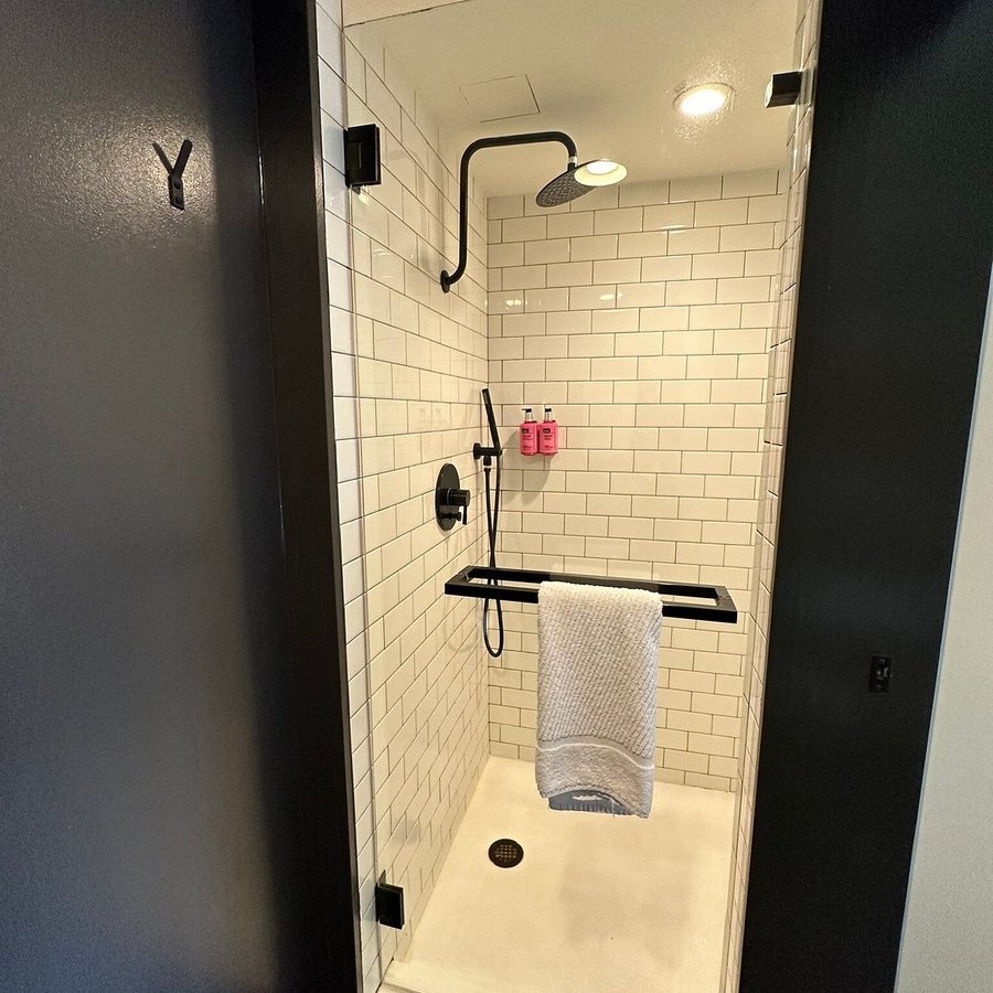 Moxy Memphis Downtown — Bathroom