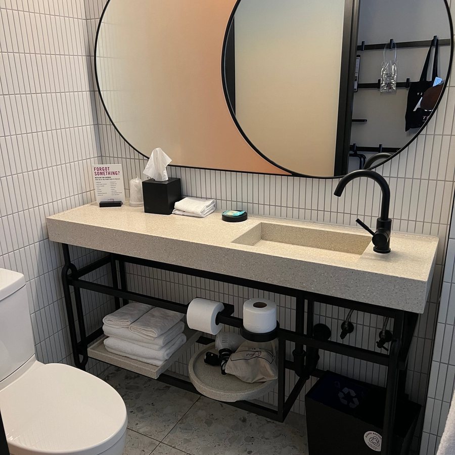 Moxy Miami Wynwood Miami Florida — Bathroom