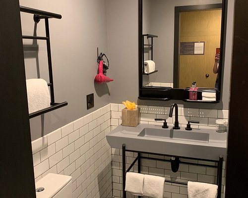 Moxy Minneapolis Uptown — Bathroom