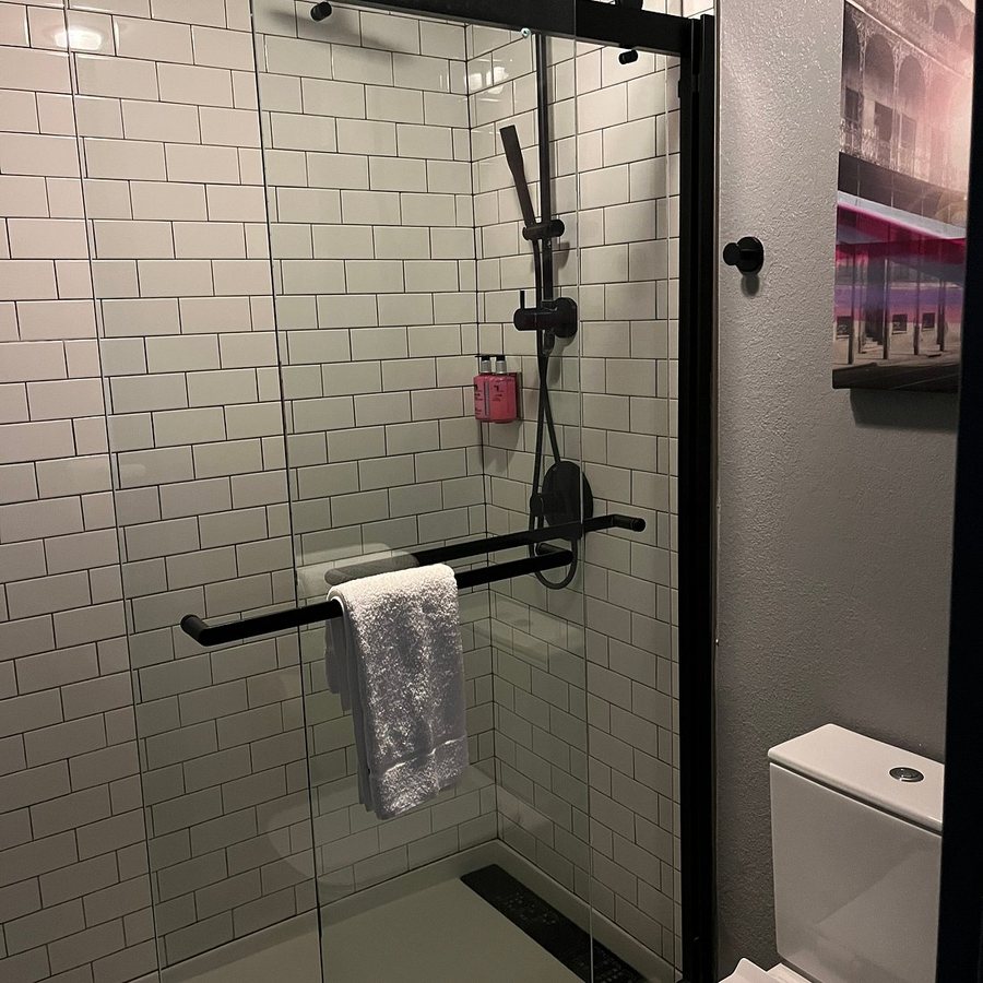 Moxy New Orleans Downtown French Quarter Area — Bathroom