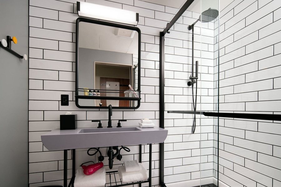 Moxy Oakland Downtown — Bathroom