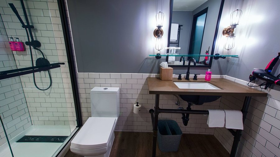 MOXY Phoenix Tempe ASU Area — Bathroom