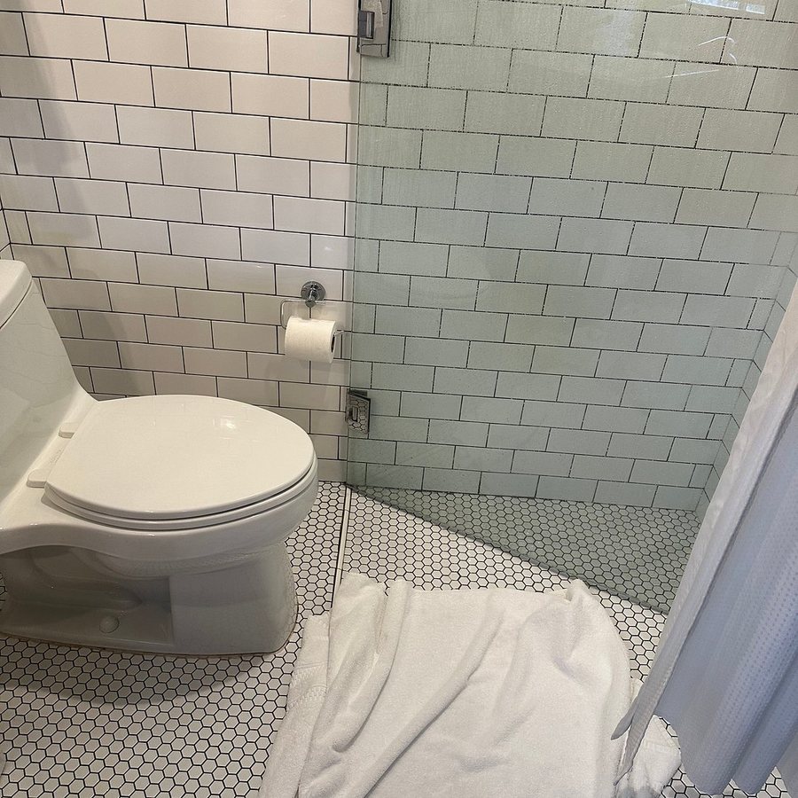 Moxy Santa Barbara — Bathroom