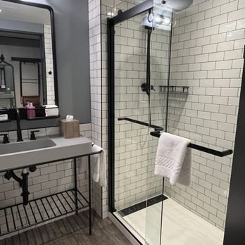 Moxy Seattle Downtown — Bathroom