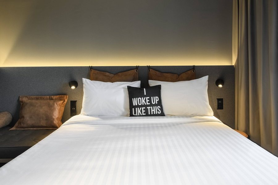Moxy Sion — Guest room