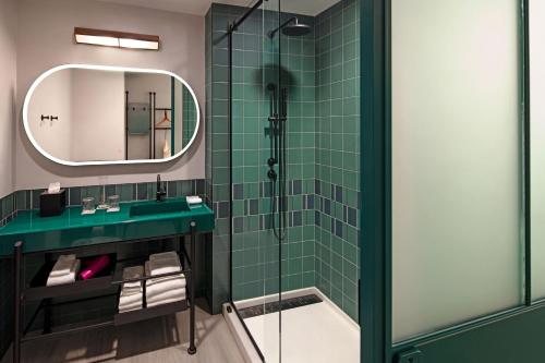 Moxy St Petersburg Downtown — Bathroom