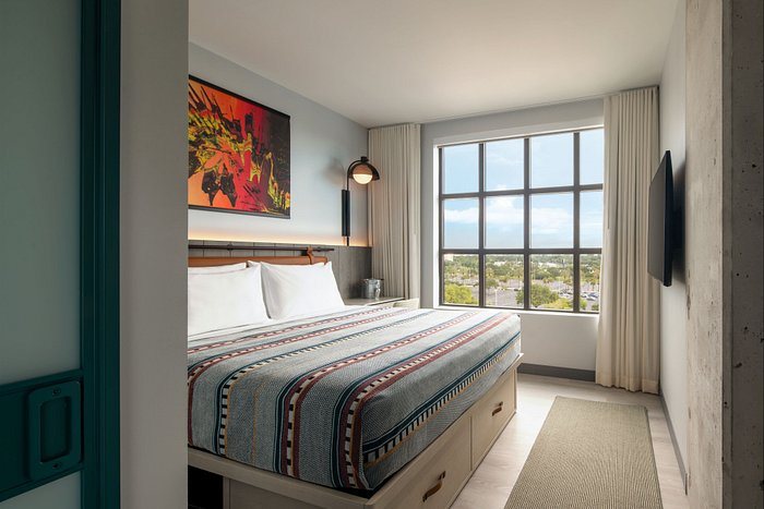 Moxy St Petersburg Downtown — Guest room