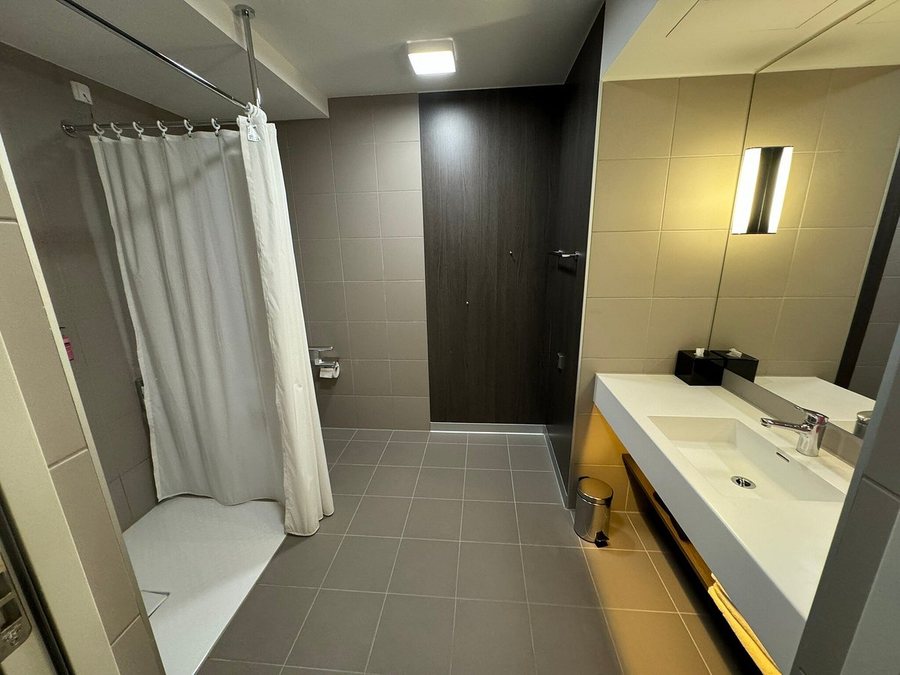 Moxy Vienna City East — Bathroom