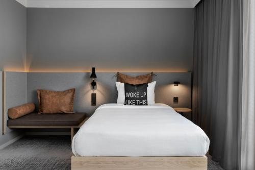 Moxy Vienna City East — Guest room