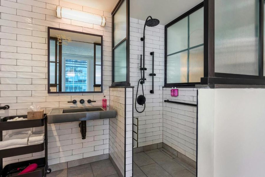 Moxy Washington DC Downtown — Bathroom