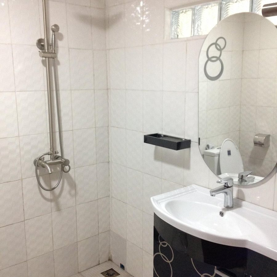 Mr Charles Hotel — Bathroom