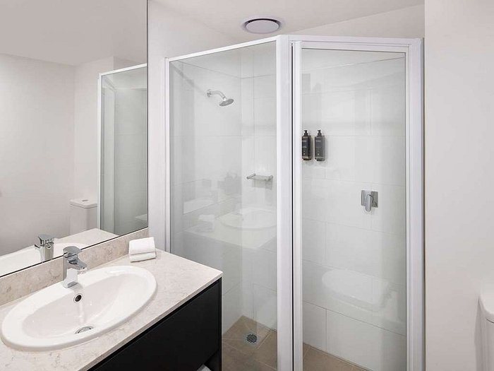 Mrs Banks Hotel — Bathroom