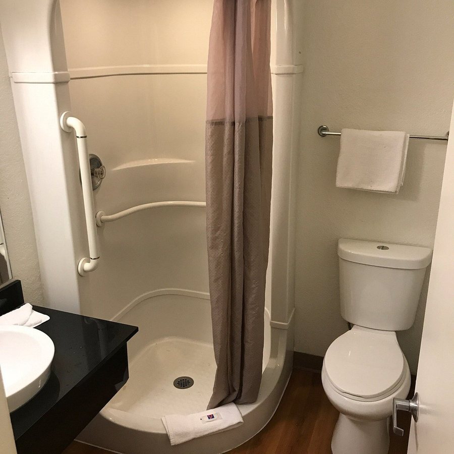 MT Gleason Motor Lodge Los Angeles California — Bathroom