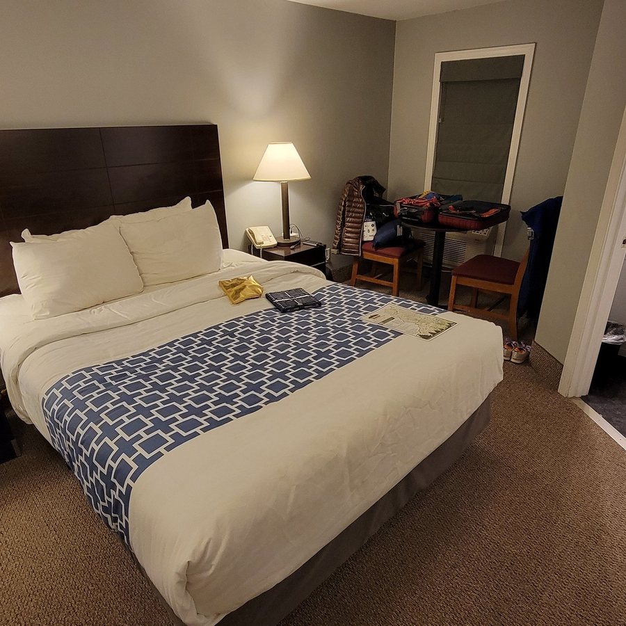 Mt Madison Inn Suites — Guest room
