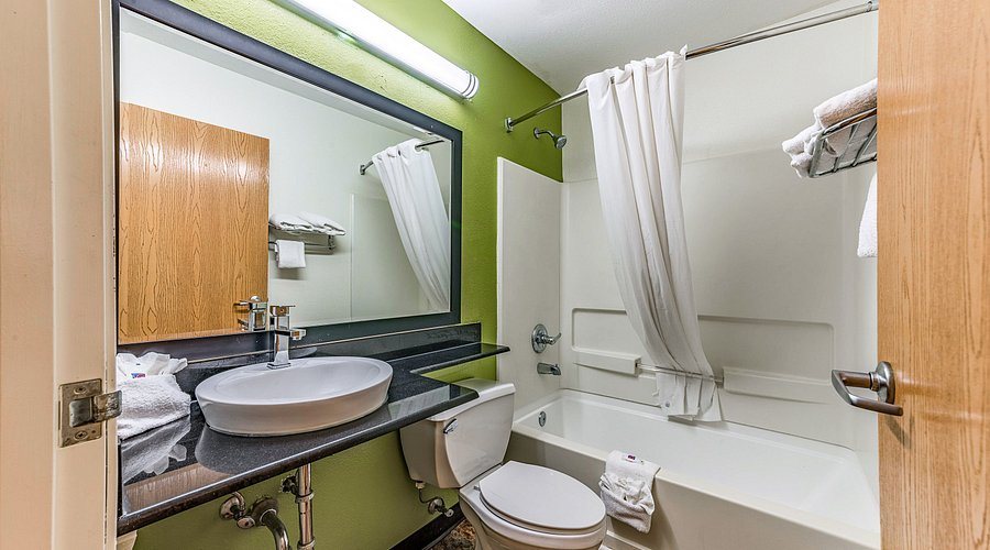 Mt Philo Inn — Bathroom