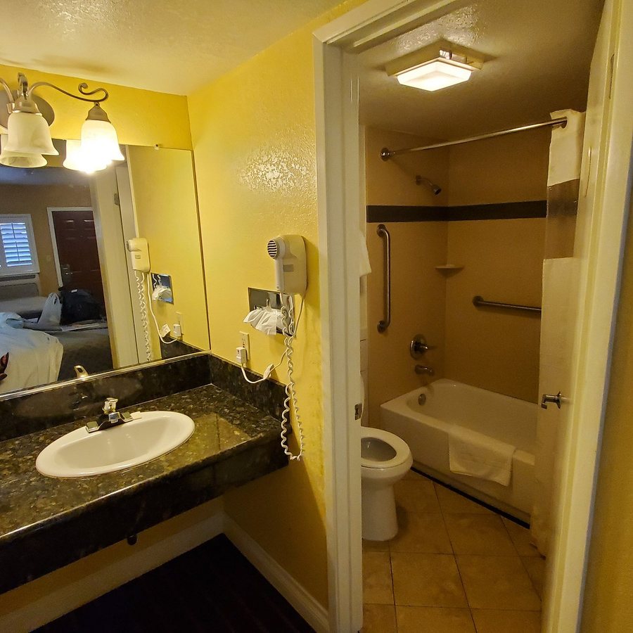 Mt Whitney Motel — Bathroom