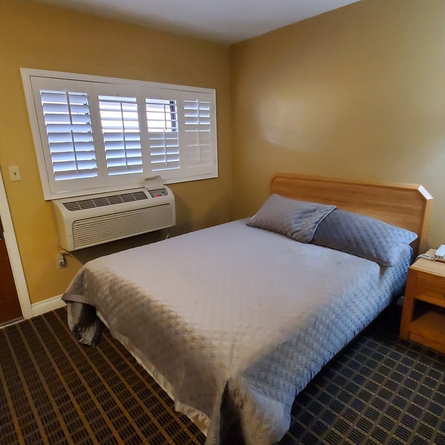 Mt Whitney Motel — Guest room