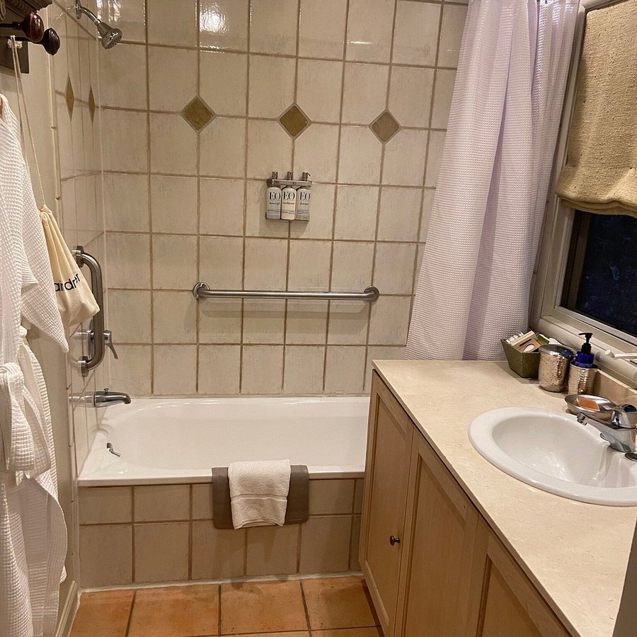 Muir Woods Lodge — Bathroom