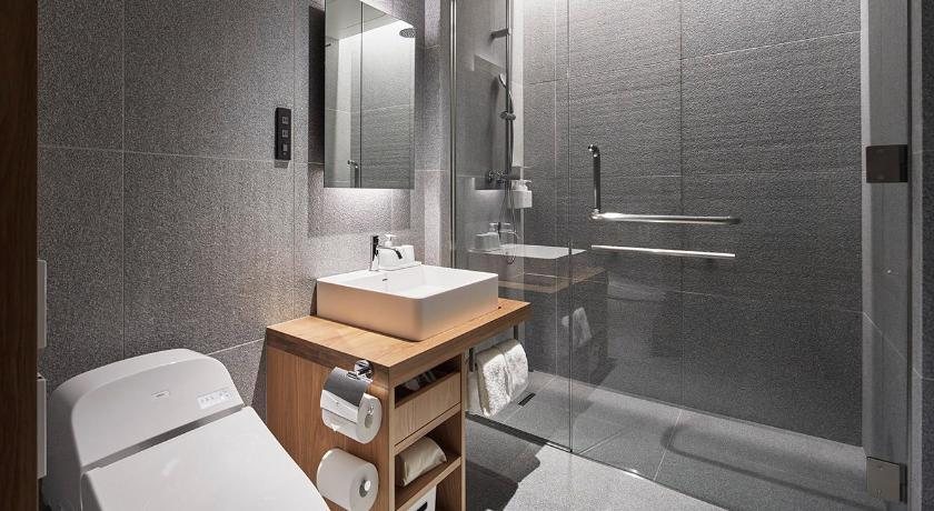 MUJI HOTEL GINZA — Bathroom