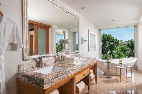 Mulia Villas — Bathroom
