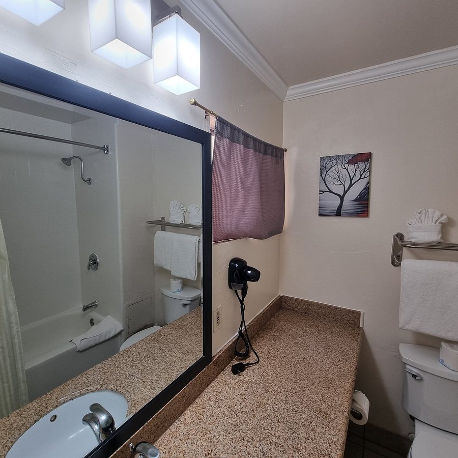 Munras Inn — Bathroom