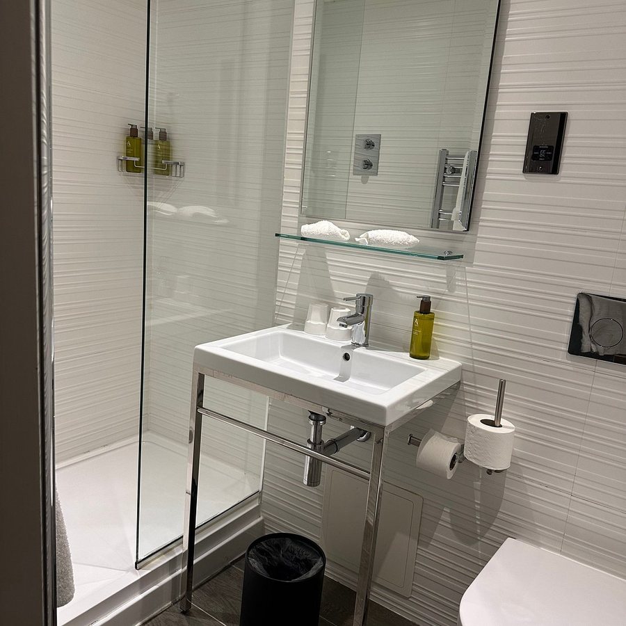 Murray Hotel — Bathroom