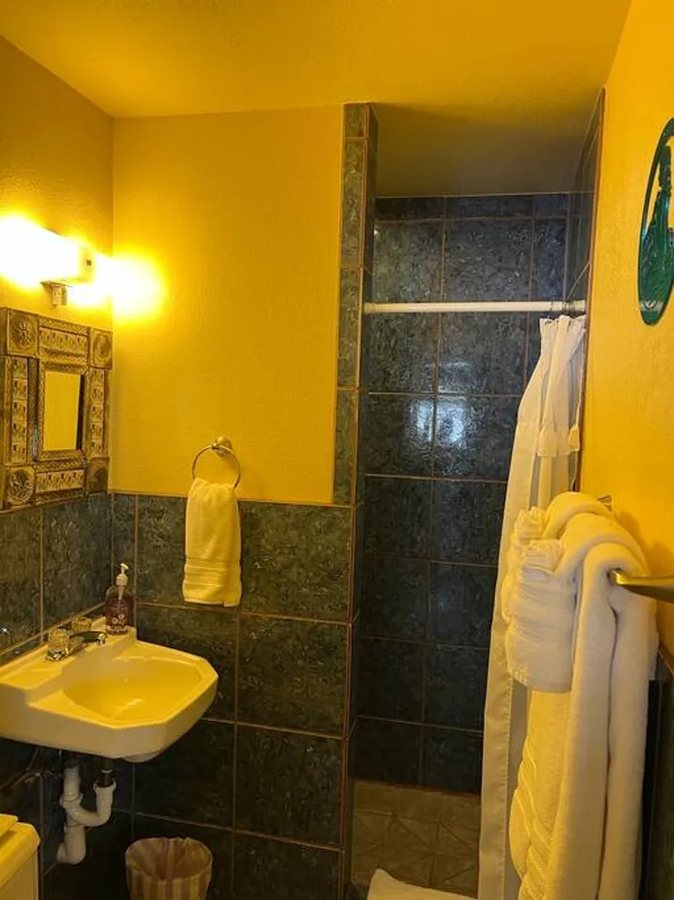 Murray Hotel Silver City New Mexico — Bathroom