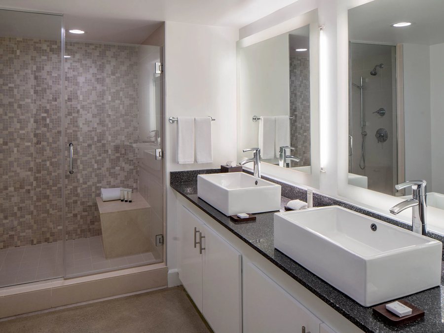 Music City Hotel — Bathroom