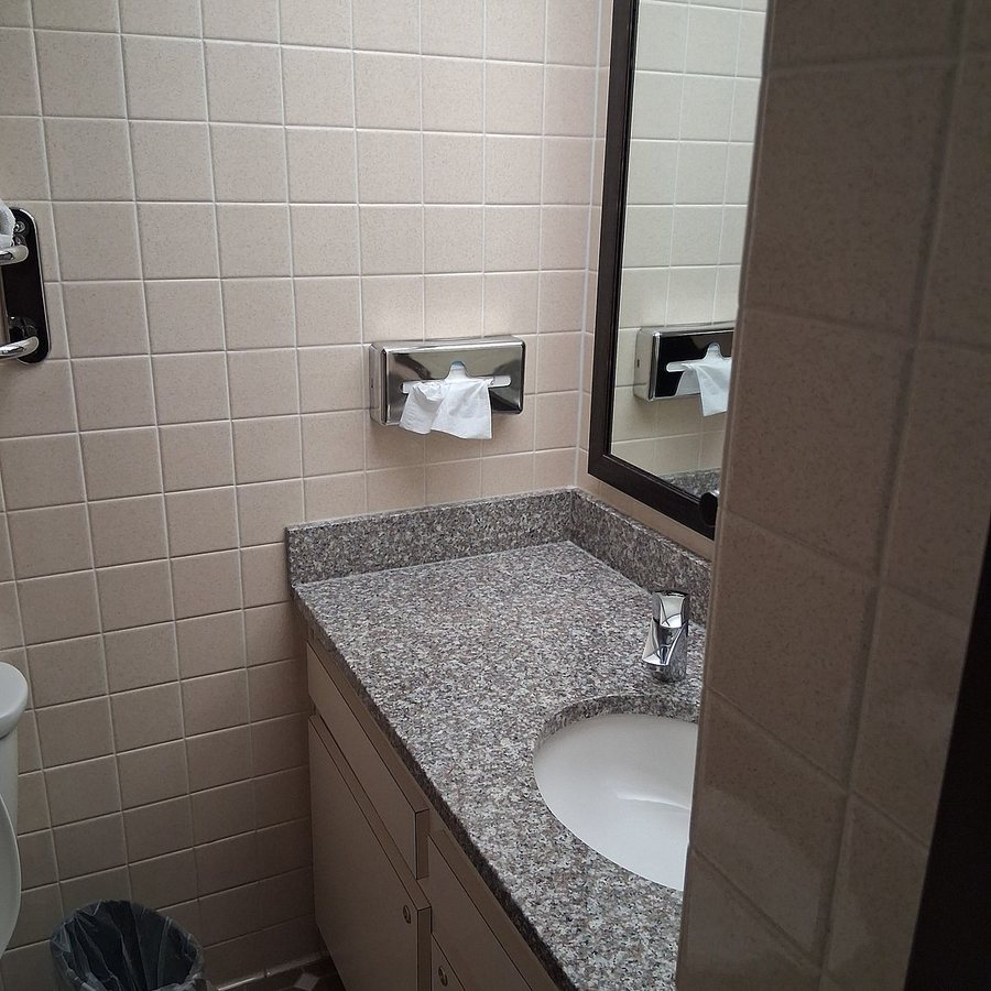 Mustang Inn — Bathroom
