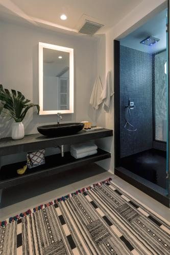 Mykonos Blanc Hotel — Bathroom