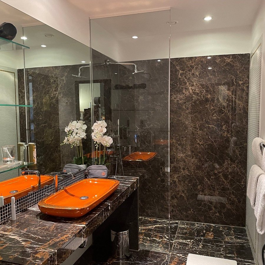 MyPlace Riverside — Bathroom