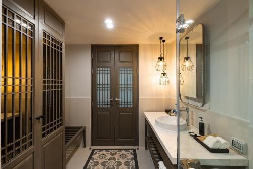 Naiyang Park Resort — Bathroom