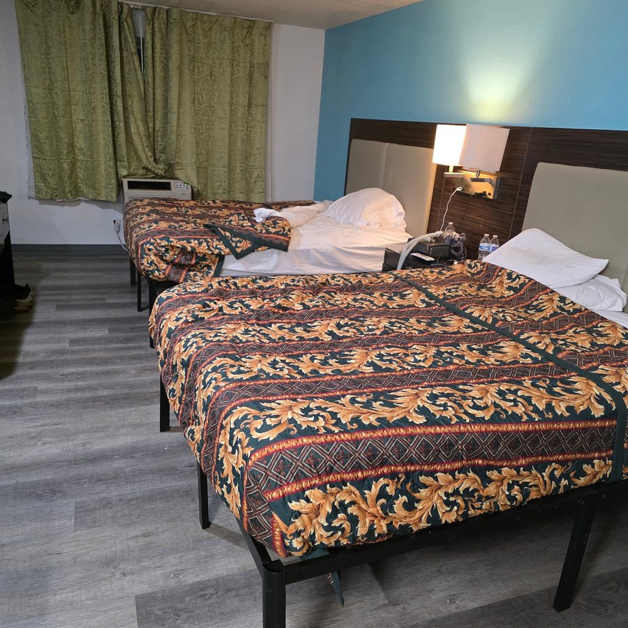 Nampa Inn Suites — Guest room
