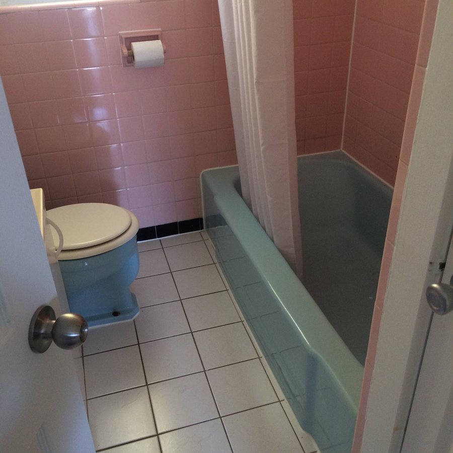Nantucket Inn Suites — Bathroom