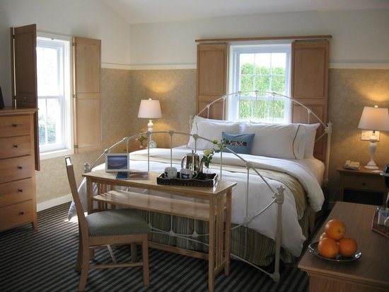 Nantucket Inn Suites — Guest room