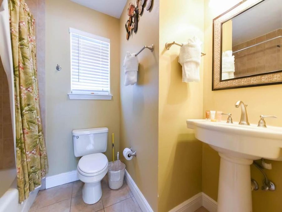 Nantucket Rainbow Cottages — Bathroom