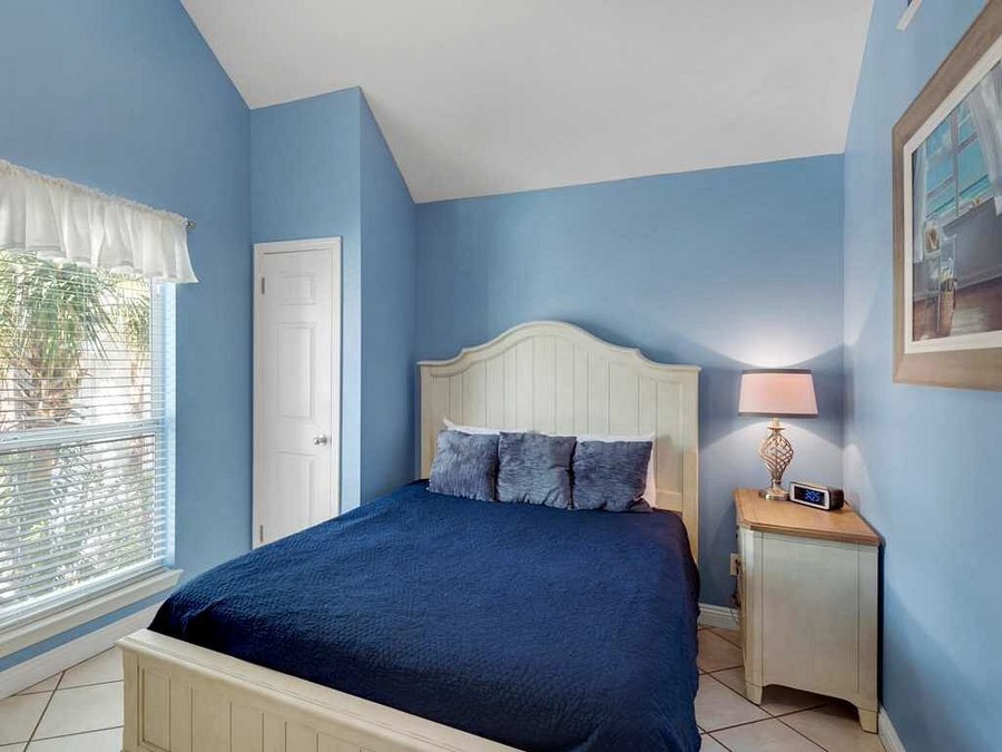 Nantucket Rainbow Cottages — Guest room