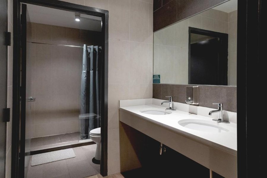 Nap York Central Park — Bathroom