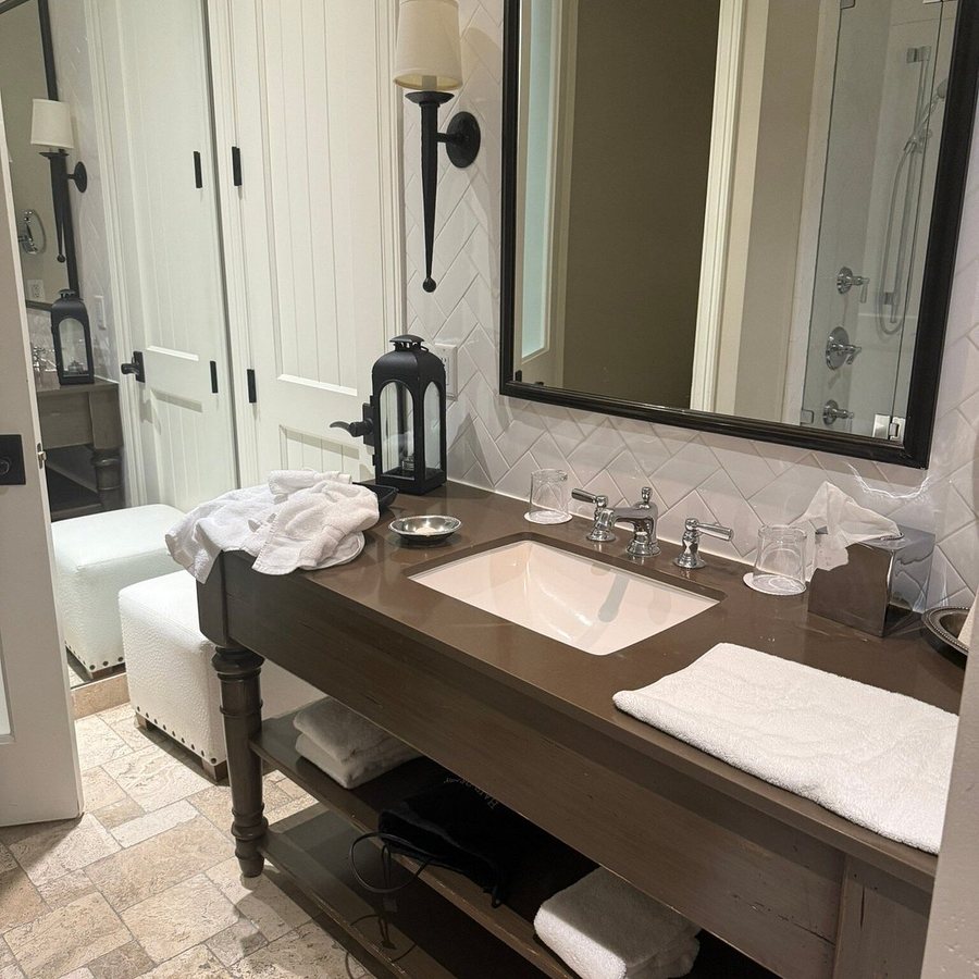 Napa Valley Lodge — Bathroom