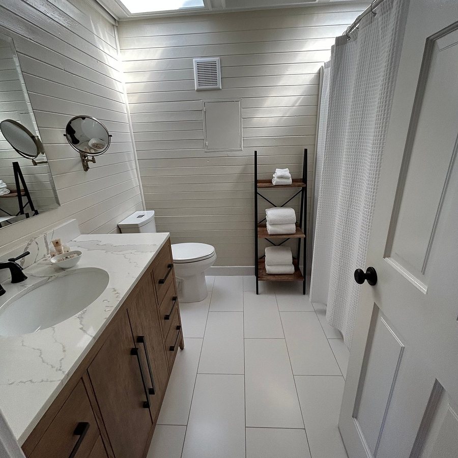 Napa Valley Railway Inn — Bathroom