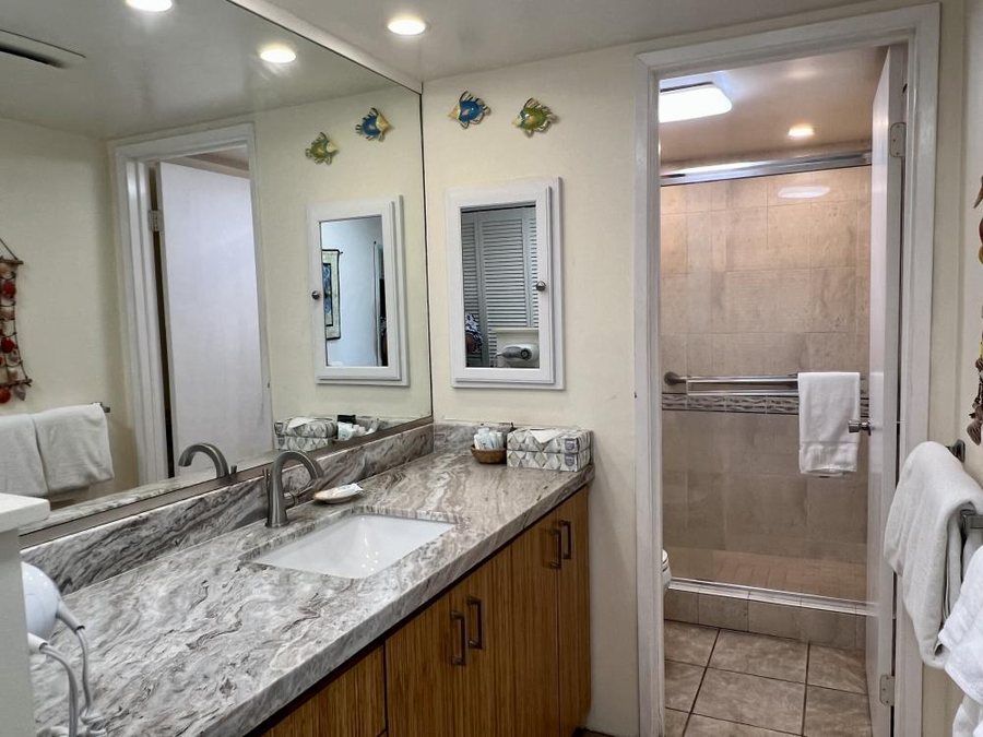 Napili Point Resort — Bathroom