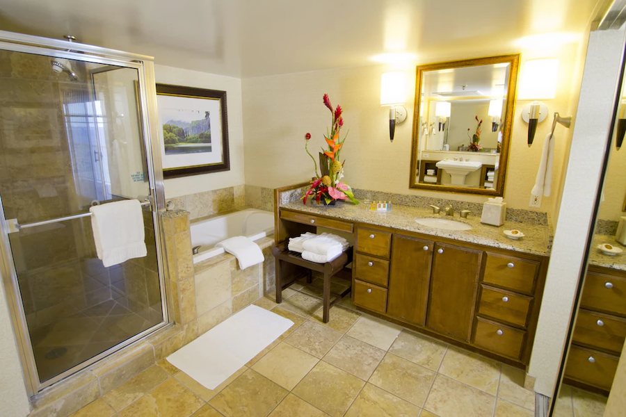 Napili Sunset Beachfront Resort — Bathroom